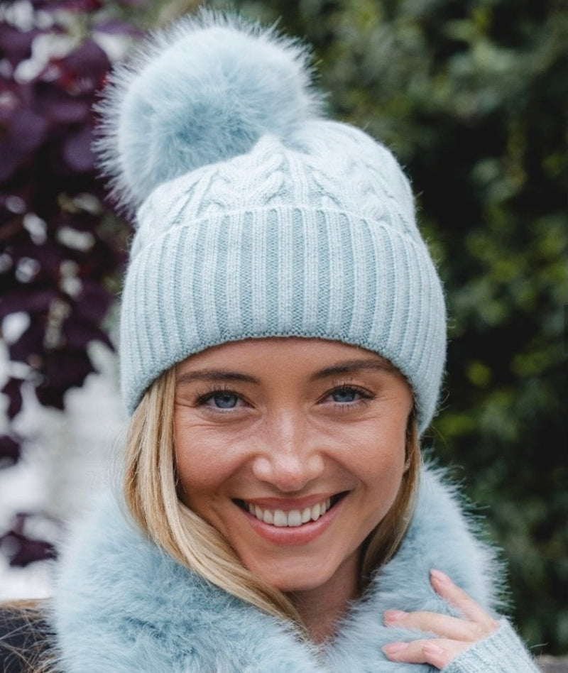 APL - CABLE KNIT BOBBLE HAT